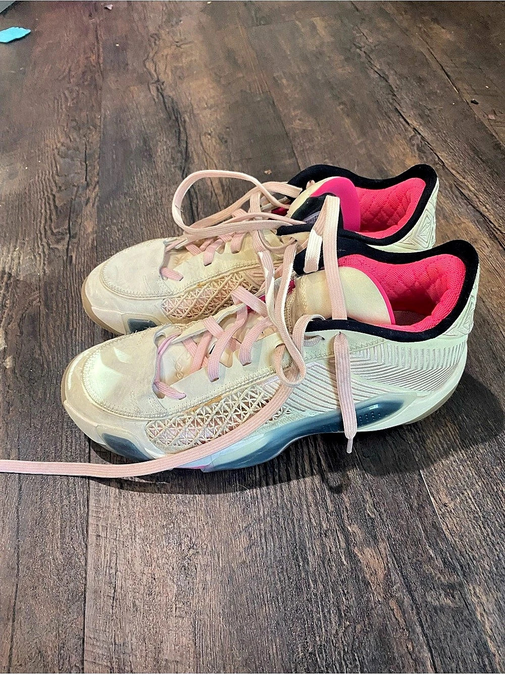 Jordan basketball shoes 7.5 Cream & Pink
